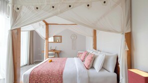 6 bedrooms, desk, laptop workspace, cots/infant beds - Villa Nikaia by Villa Finder (Seminyak)