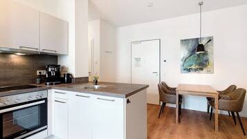 Fridge, oven, stovetop, dishwasher