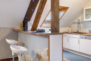 Jääkaappi, mikroaaltouuni, uuni, liesi