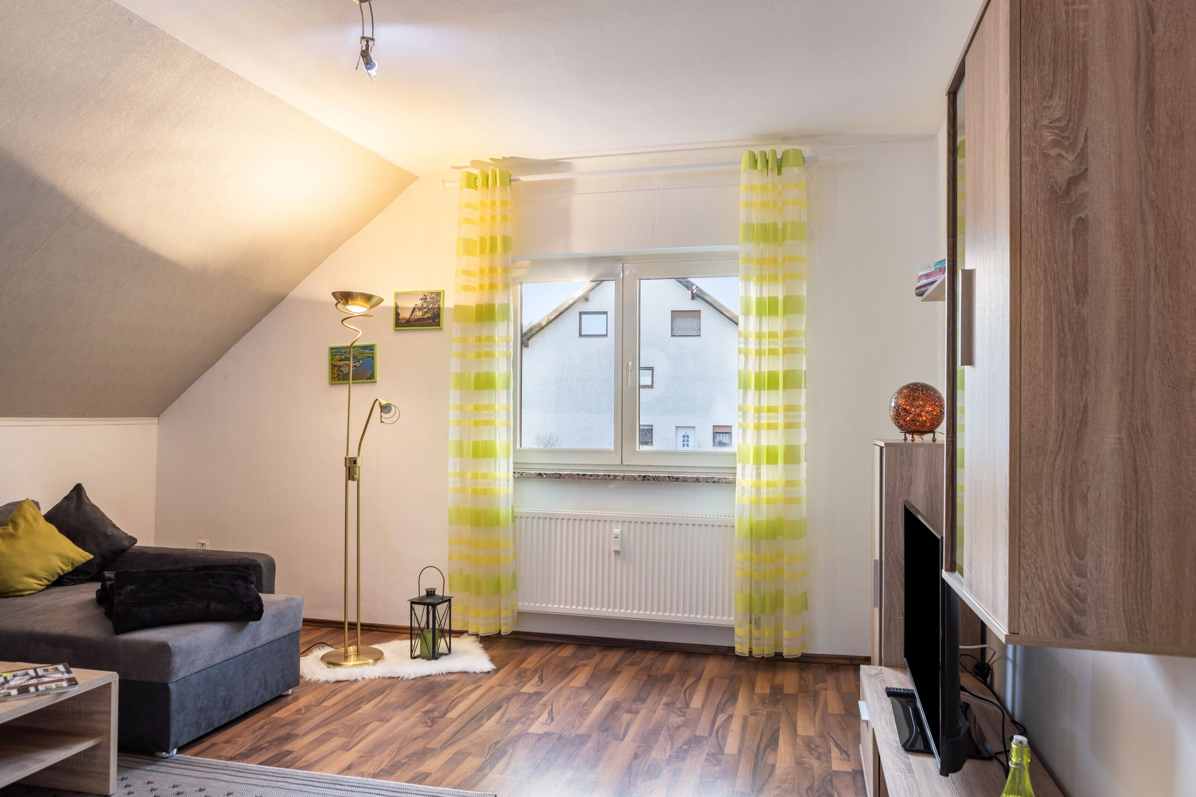 Een televisie en een stereo