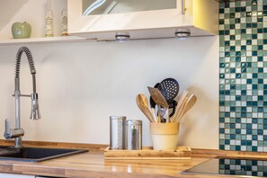 Een koelkast, een magnetron, een oven, een kookplaat