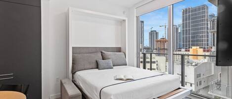 Bureau, fer et planche Ă repasser, Wi-Fi, draps fournis