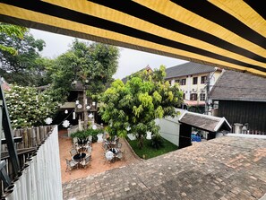 Chambre supérieure double, vue sur la ville | Vue du balcon