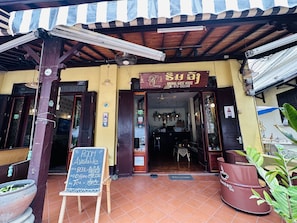 Front of property - Rimvang Guest House (Luang Prabang)