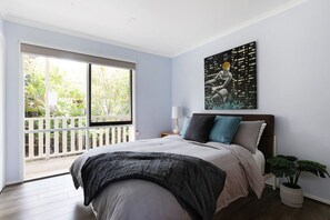 6 bedrooms, desk, iron/ironing board, travel cot