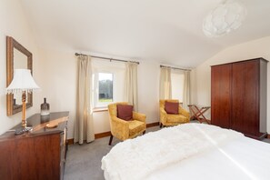4 bedrooms, desk, iron/ironing board, travel cot