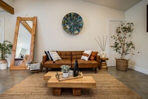 Smart-tv och ett bordtennisbord