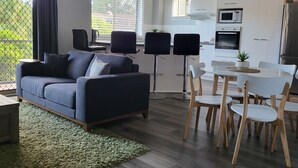 Basic-lejlighed | Opholdsområde | Fladskærms-tv