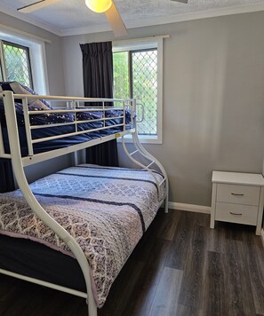3 bedrooms, desk, iron/ironing board - 3 Bedroom Surfers Paradise Apartment (Surfers Paradise)