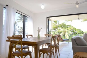 Outdoor dining - Beachfront 3-Bed with Pool & Stunning Ocean Views (Trinity Beach)
