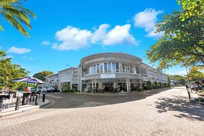 Exterior - Beachfront 3-Bed with Pool & Stunning Ocean Views (Trinity Beach)