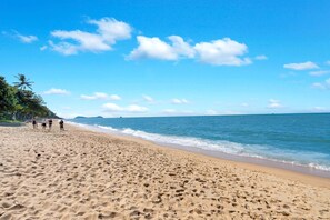 On the beach - Beachfront 3-Bed with Pool & Stunning Ocean Views (Trinity Beach)