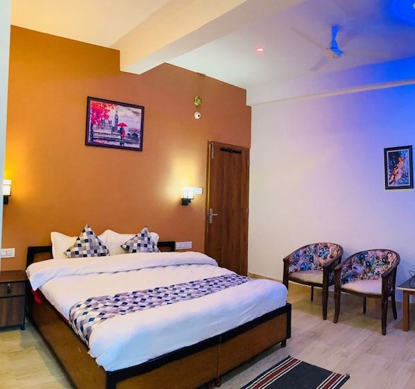 Luxury Double Room | Desk, laptop workspace, WiFi