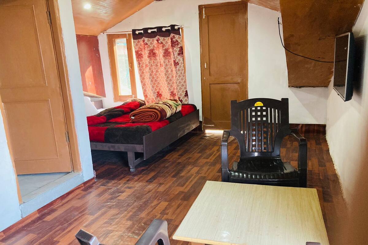 Standard Double Room | Desk, laptop workspace, WiFi