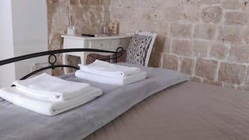 1 chambre, fer et planche à repasser, draps fournis