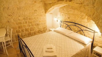 1 camera, ferro/asse da stiro, lenzuola