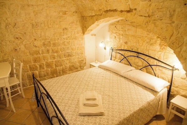 1 chambre, fer et planche à repasser, draps fournis