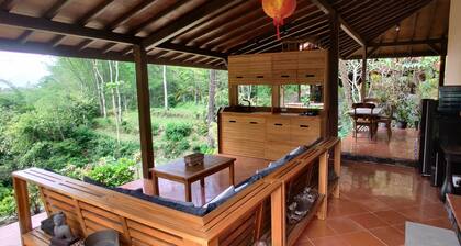 Villa pour 6 personnes avec splendides vues & air frais, sur un grand terrain.
