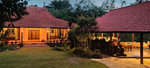 4/6-persons sized villa with great views & fresh air, big private tropical land.