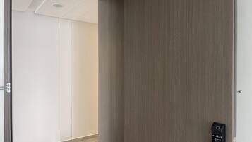 行政公寓客房 | 高級寢具、Select Comfort 床墊、書桌、熨斗/熨衫板