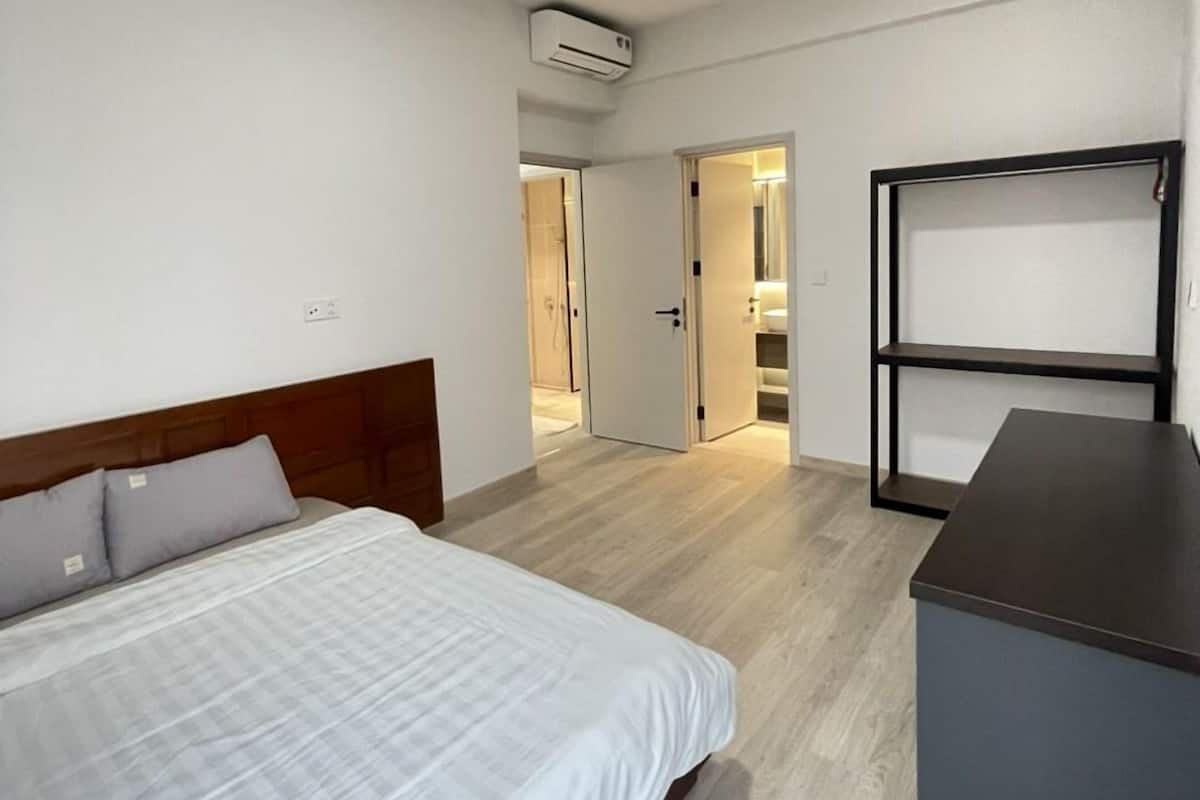 2 bedrooms, premium bedding, Select Comfort beds, desk