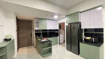 Geladeira grande, micro-ondas, talheres/pratos/utensílios de cozinha