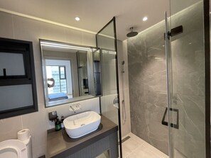 Kondominium Eksekutif | Kamar mandi | Shower, pancuran hujan,  dan perlengkapan mandi desainer