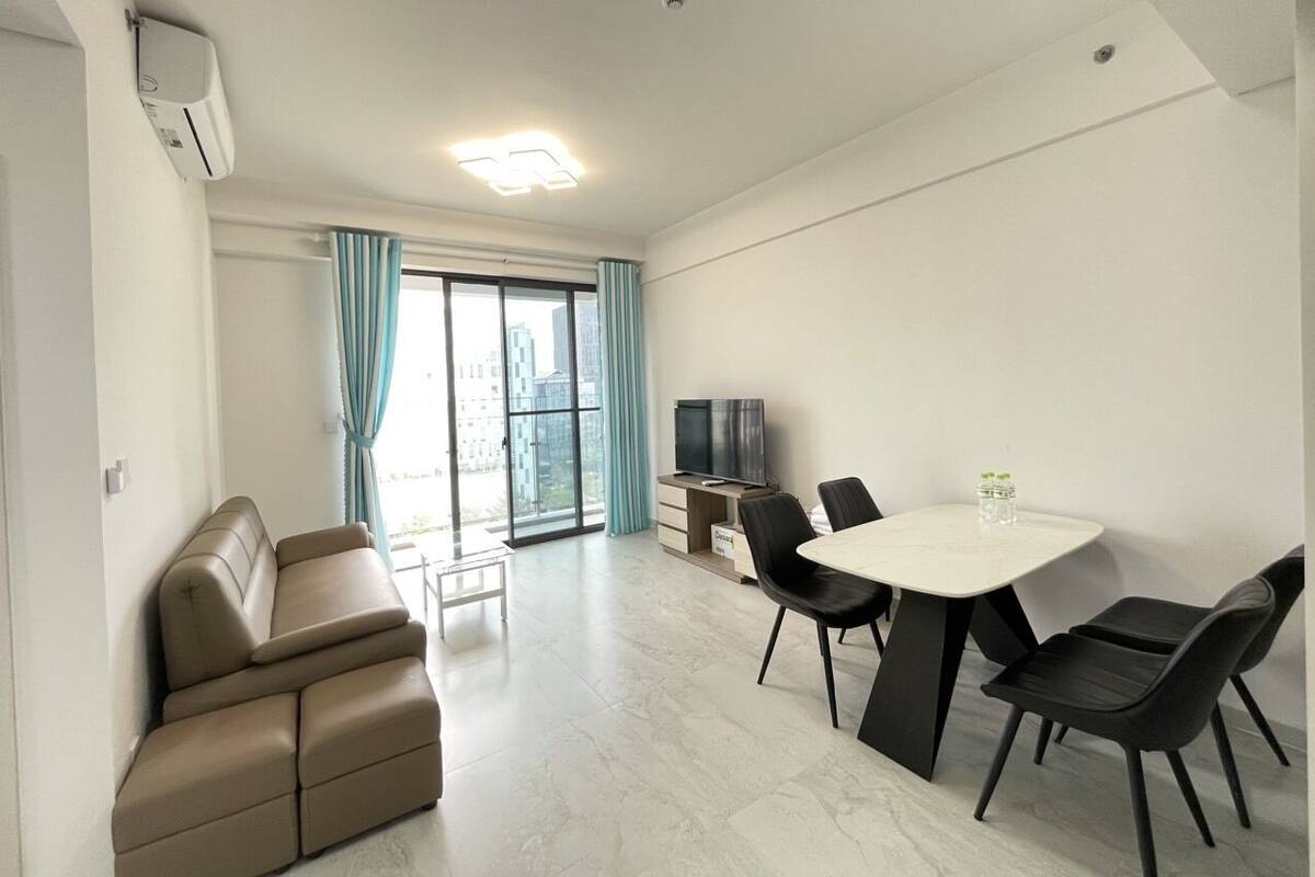 Executive appartement | Woonruimte | Een 50-inch flatscreentelevisie met digitale zenders