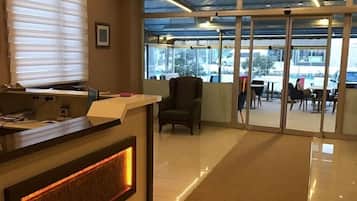 Habitación doble estándar | Área de sala de estar | Piso con calefacción