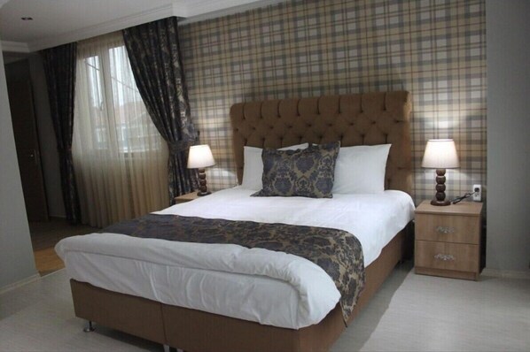 Habitación doble estándar | Muebles diferentes, escritorio y espacio para trabajar con laptop 