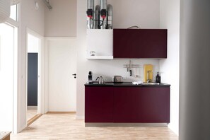 Fridge, microwave, oven, stovetop - South Studios 2BR by Daniel & Jacob's (København)