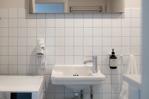 Douche, sèche-cheveux, serviettes fournies