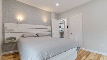 1 habitación, escritorio, tabla de planchar con plancha y cuna de viaje