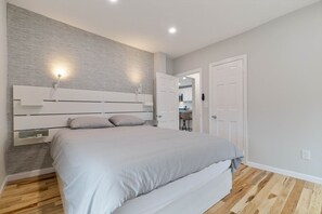 1 soverom, skrivebord, strykejern/-brett og reiseseng for barn