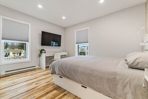 1 Schlafzimmer, Schreibtisch, Bügeleisen/Bügelbrett, Reisekinderbett