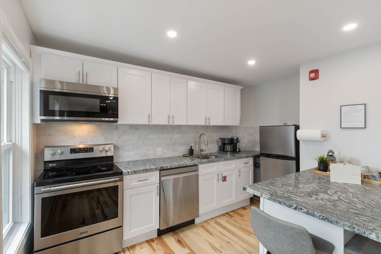 Réfrigérateur, four à micro-ondes, un four, surface de cuisson