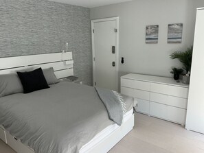 1 camera, una scrivania, ferro/asse da stiro, culla da viaggio