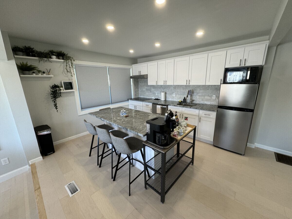 Kjøleskap, mikrobølgeovn, kokeplater og oppvaskmaskin