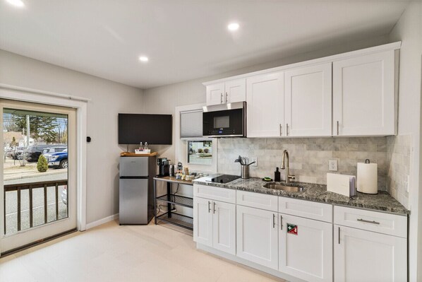 Microwave, stovetop, coffee/tea maker, toaster - Flemish Landing-#2 · walk Mystic-Train/EV Lvl-2 · aquarium (Stonington)