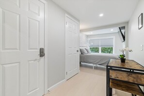 1 habitación, escritorio, tabla de planchar con plancha y cuna de viaje 