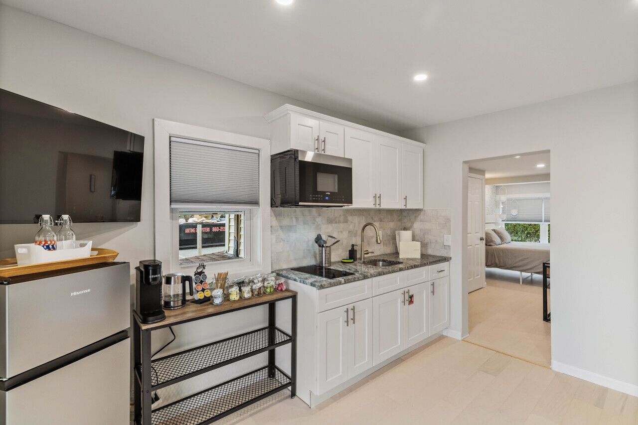 Mikrobølgeovn, kokeplater, kaffetrakter/tekoker og brødrister