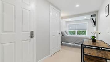1 habitación, escritorio, tabla de planchar con plancha y cuna de viaje