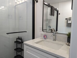 Sèche-cheveux, serviettes fournies