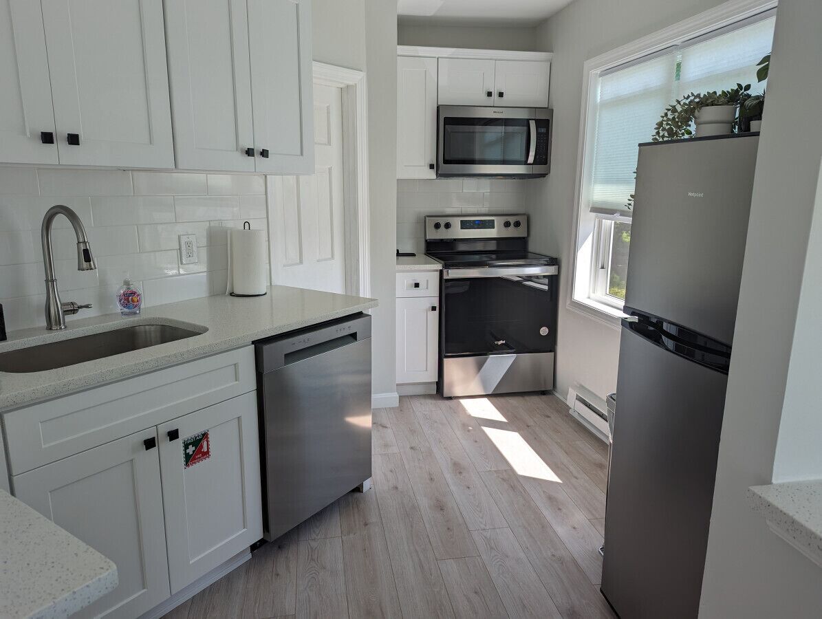 Réfrigérateur, four à micro-ondes, un four, surface de cuisson