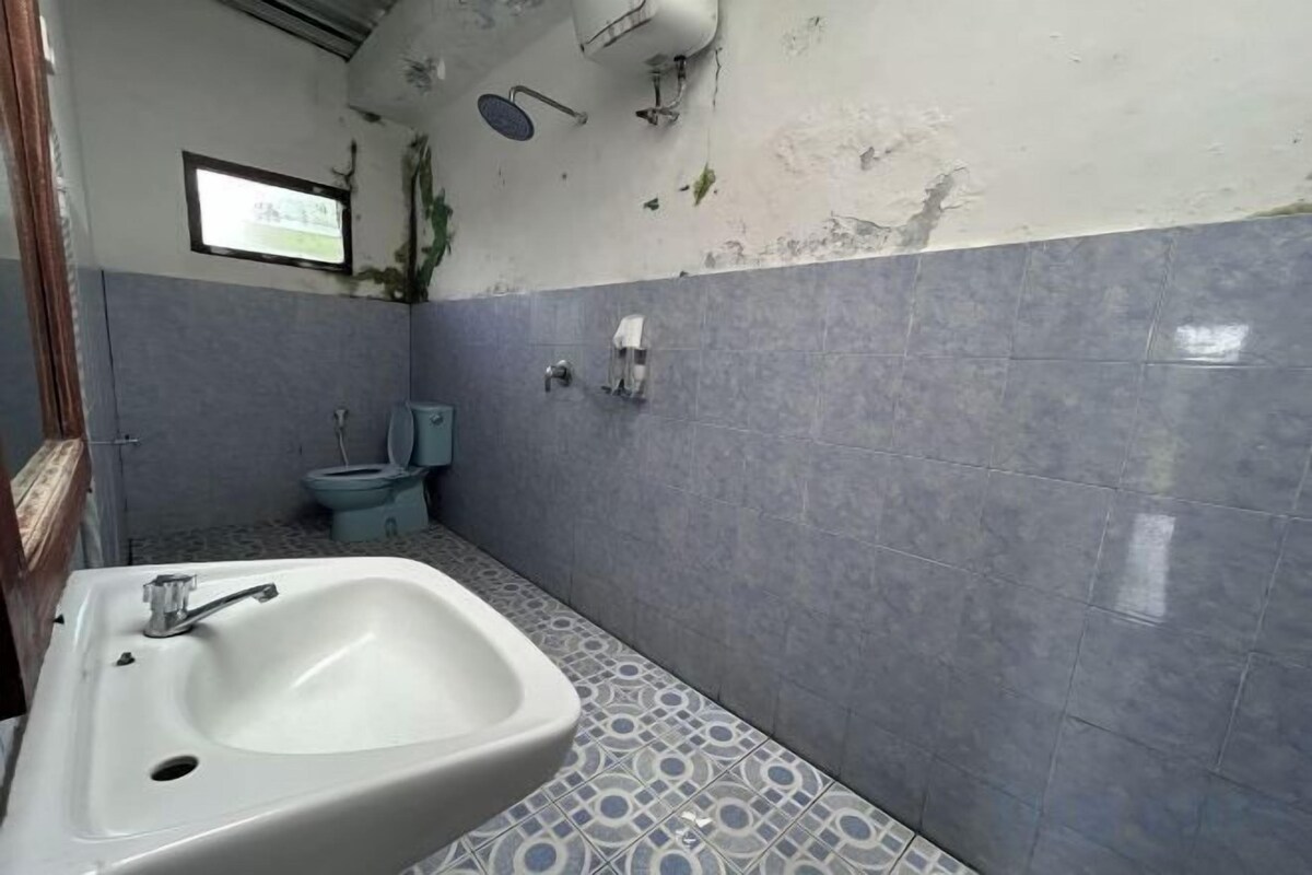 Bathroom | Shower, rainfall showerhead, free toiletries, towels