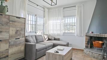 Een televisie en een open haard