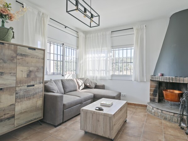 TV, fireplace - Winahost Penedés Carmina (Pontons)