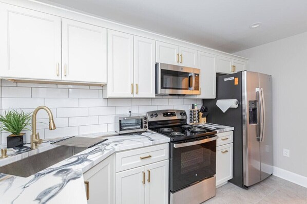 ثلاجة، ميكروويف، فرن، موقد طهي مسطح