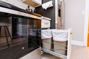 ثلاجة، ميكروويف، فرن، موقد طهي مسطح