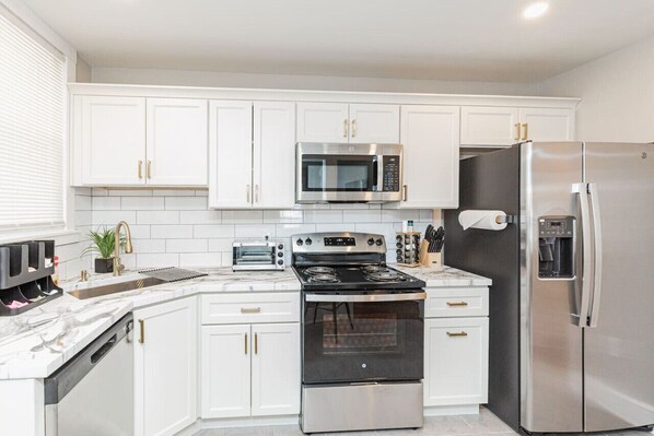 Geladeira, micro-ondas, fogão, cooktop